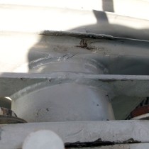Pęknięte żeberko wypełnionego olejem transformatora
