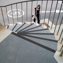 Kompleksowy system bezpieczeństwa Belzona 4411 (Granogrip) zastosowany na zwisach stopni