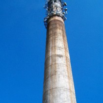 Uszkodzony komin betonowy