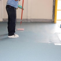 Zabezpieczenie podłogi magazynu: Materiał Belzona 5231 Grey w kolorze szarym (powłoka bazowa), Belzona 9232 (kruszywo) oraz przeźroczysta powłoka wierzchnia Belzona 5233 Clear