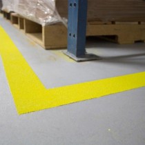 Oznakowanie bezpieczeństwa z użyciem materiału Belzona 5231 (powłoka bazowa), żółte kruszywo zgodne z wymogami OSHA, wierzchnia powłoka przeźroczysta Belzona 5233 Clear