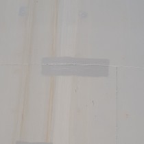 Fot.2. Zniszczenia korozyjne w strefie  połączeń blach stalowego zbiornika cieczy procesowej 