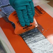 Zastosowanie żywicy w postaci płynnej wchodzącej w skład systemu Belzona SuperWrap II na siatce wzmacniającejpreviousnextclose