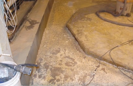 Uszkodzona betonowa strefa bezpiecznego przechowywania substancji chemicznych